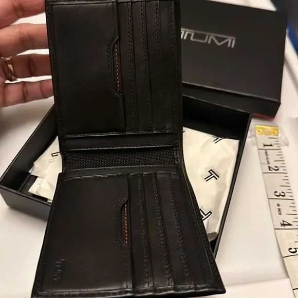 TUMI - Picture 8 of 8